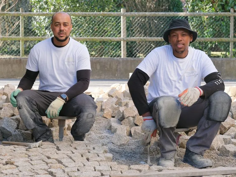 Euclides et Wilson, les deux artisans d’EW-Pavage, sur leur chantier